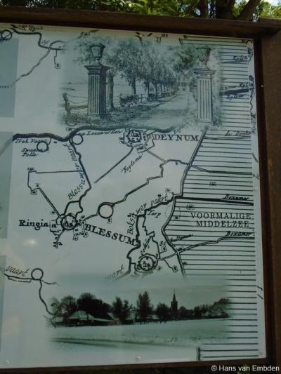 Op diverse informatiepanelen in Blessum vind je nadere informatie over de bijzonderheden van het dorp, en ook mooie oude kaarten, tekeningen en foto's, zoals deze.
