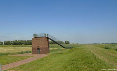 Vlak vóór buurtschap Kievitswaard, gezien vanuit Werkendam, is in het kader van de herinrichting van de Noordwaard dit uitzichtpunt gerealiseerd. Onder meer populair bij vogelspotters en -fotografen.