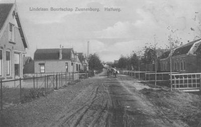 Zwanenburg is pas na de Tweede Wereldoorlog in hoog tempo uitgegroeid tot het huidige grote dorp. Voorheen werd het als buurtschap van Halfweg beschouwd, zoals op deze ansichtkaart uit ca. 1930 met de toen net aangelegde Lindenlaan te lezen is.